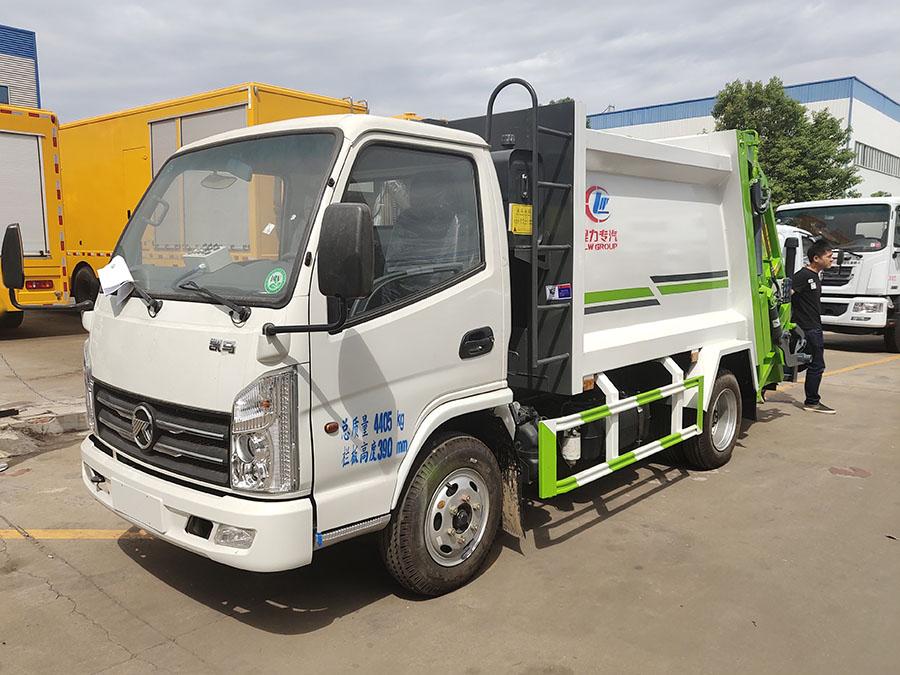 4方凯马压缩式垃圾车