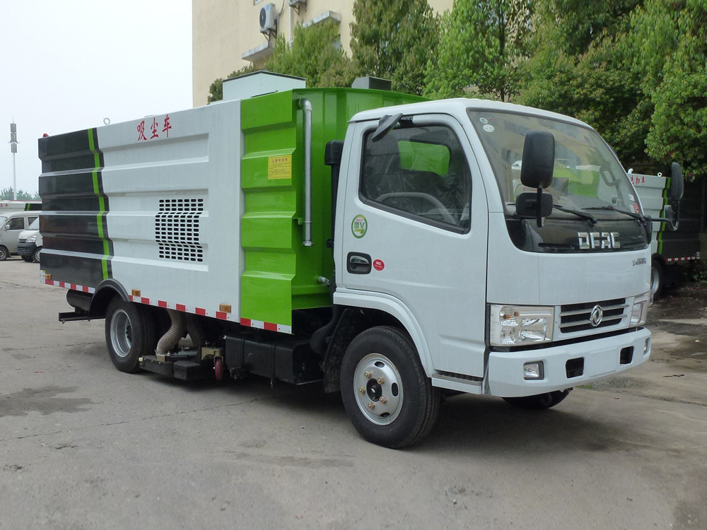 东风小多利卡5吨吸尘车