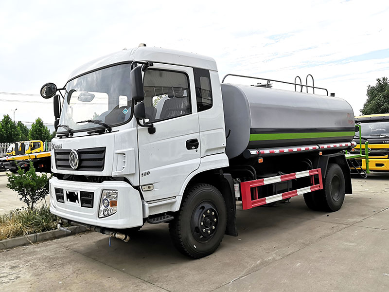 12吨东风专底洒水车