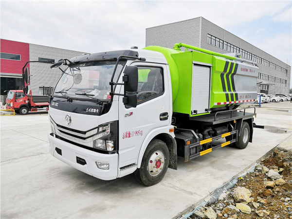 东风多利卡4方吸污车