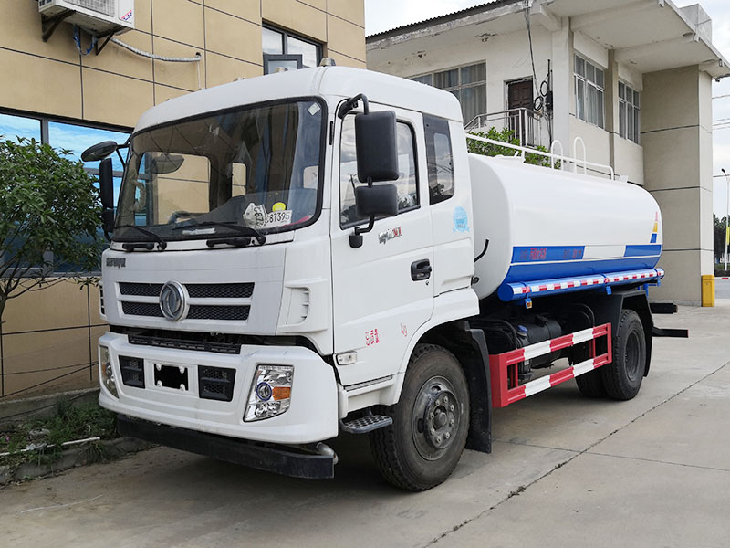 10吨东风御虎洒水车