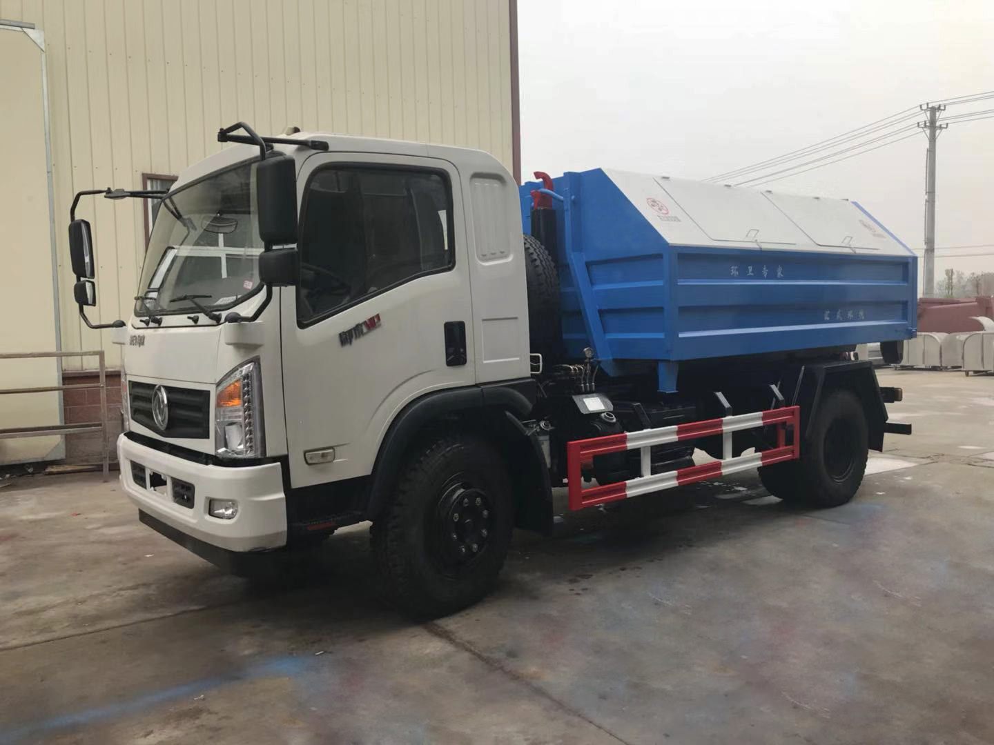 8方东风御虎勾臂式垃圾车