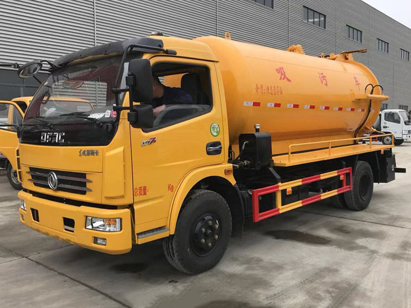 8方东风大多利卡吸污车