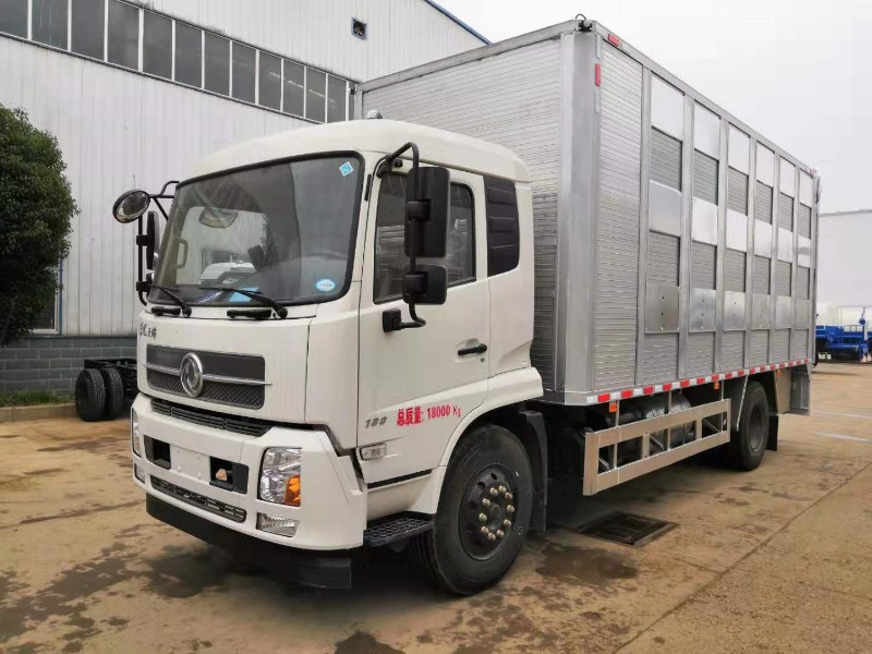 东风天锦6.8米畜禽运输车